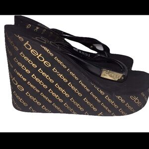 bebe T2K Stylish Trendy wedge flip-flop sandals All Over Print Gold Logo SZ.S